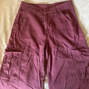 Rosa cargopants från Divided - Säljer ett par rosa cargopants från Divided