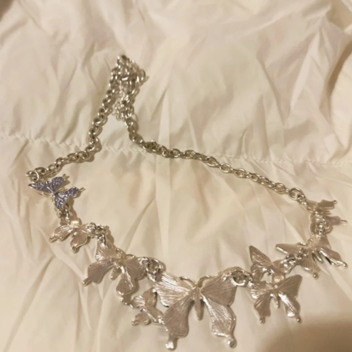 Silverfärgat halsband med fjärilar - 3