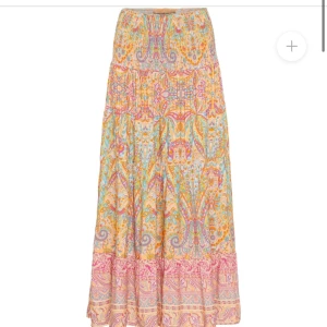trendig långkjol  - As snygg långkjol för Lululia/marta de chateau 😩❤️ använd 1 gång ❤️one size men passar flesta längder , kan gå ner i pris 