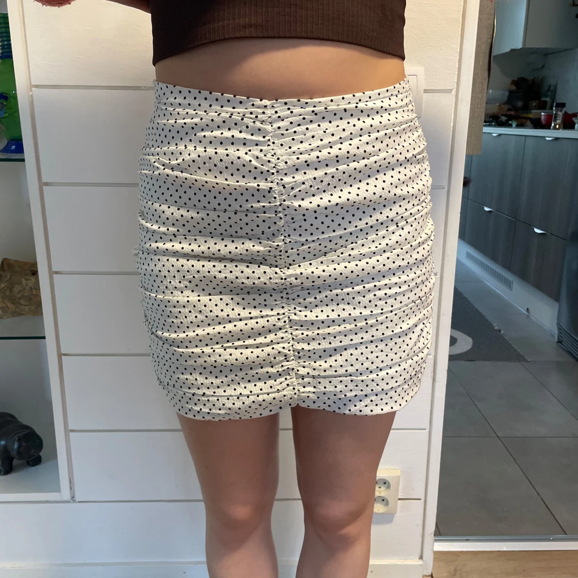 Vit prickig kortkjol 