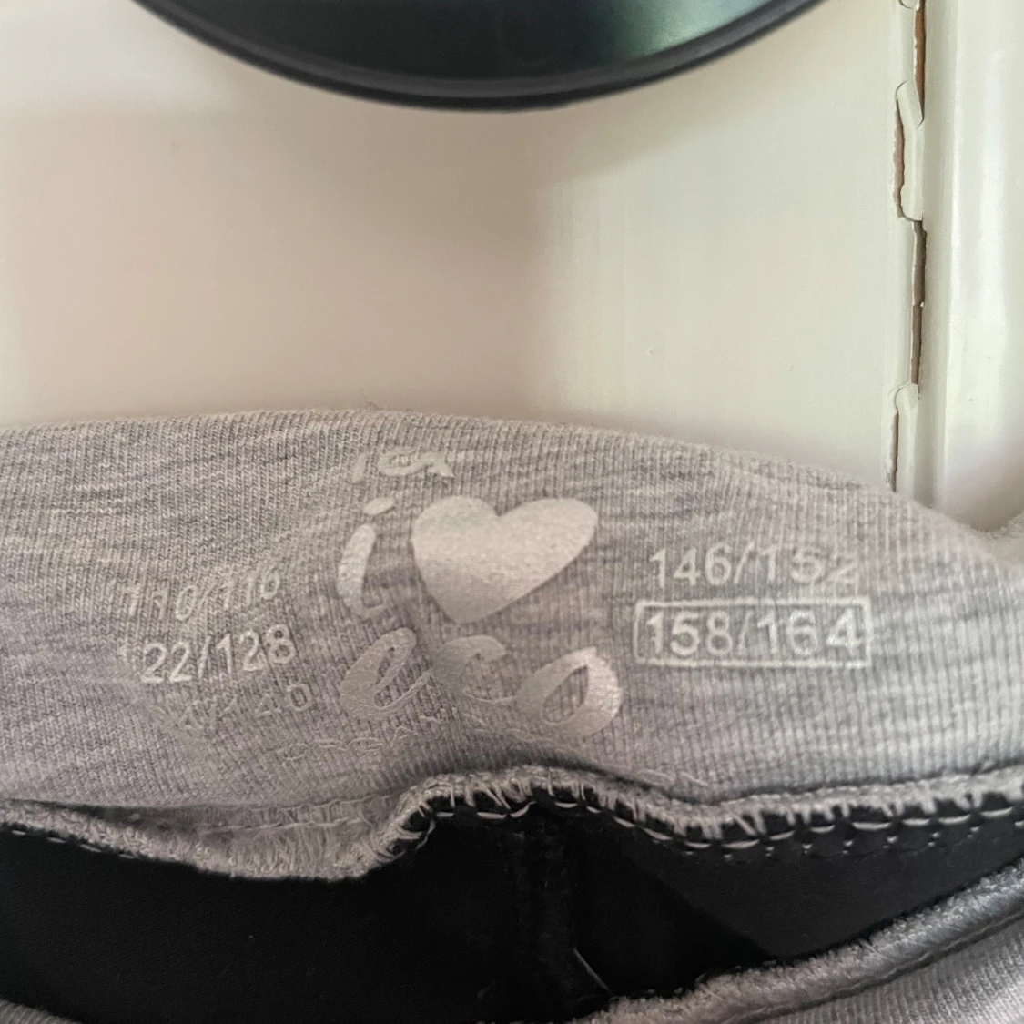 Svarta yoga pants med grå kant - 3