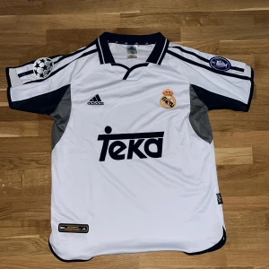 Real Madrid tröja - Säljer nu min real Madrid t -shirt på grund av att jag inte använder den alls ofta. Använde den några gånger förut och nu ligger den bara. Har inga defekter alls och skriv vid frågor och funderingar!