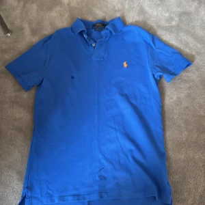 Ralph lauren pike - Stilren pike från ralph lauren i färgen blå som passar perfekt för en dag i solen nu på varmare dagar👌 hör av vid minsta detalj.