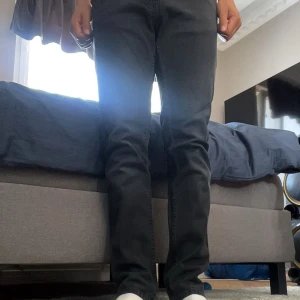 Svarta jeans från Nudie Jeans, W32 L32 - Säljer ett par svarta jeans från Nudie Jeans i storlek W32 L32. Passar mig bra som är 181 och väger 76kg. Riktiga snygga och är perfekta till allt. Skick 8/10. 😇😃