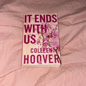 It Ends With Us - En gripande och känslosam roman om kärlek, svåra val och att hitta styrka i sig själv. Perfekt för dig som gillar starka berättelser och vill läsa något som verkligen berör. En modern favorit bland unga vuxna!