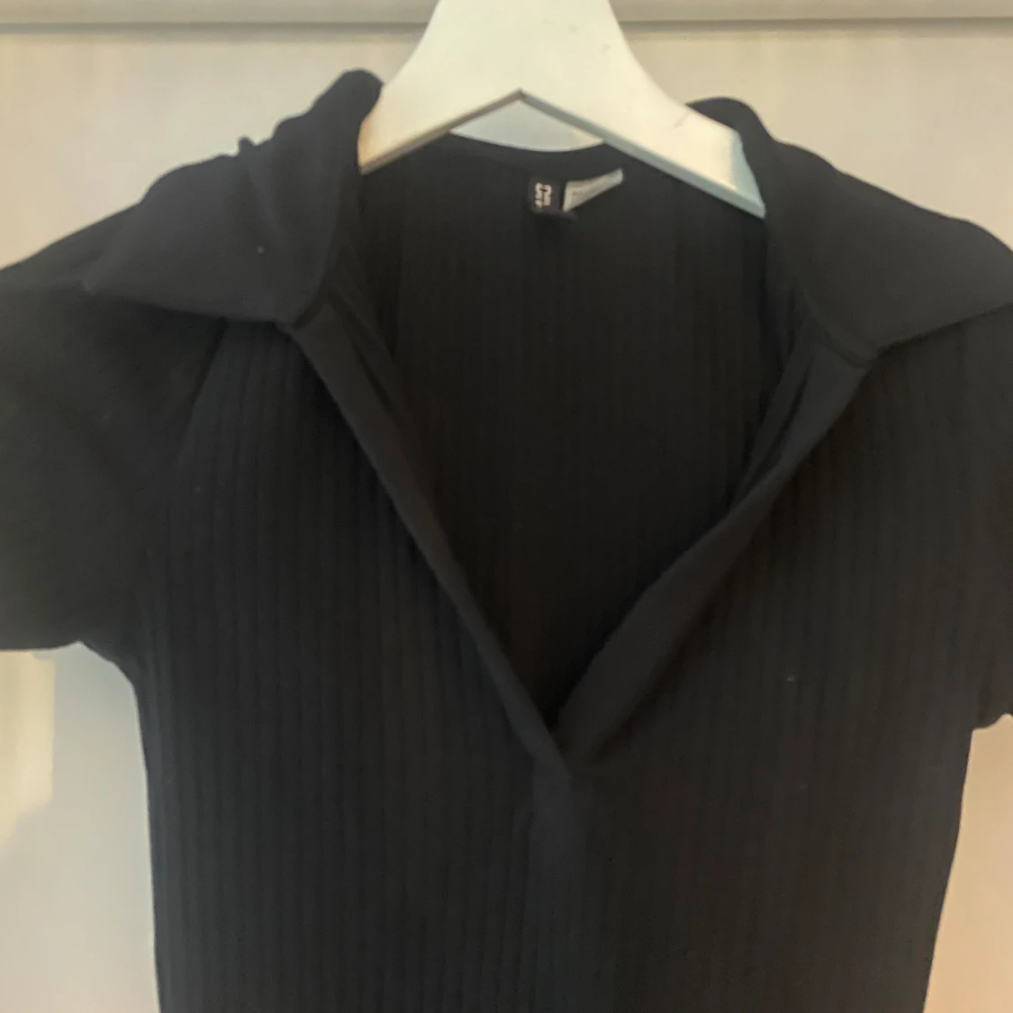 Svart ribbad kortklänning med krage - 2