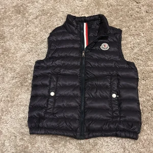 Svart Moncler väst - En snygg väst som man kan ha på våren,hösten och sommarn