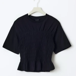 Smock tee Gina Tricot - En svart smock tee ifrån Gina Tricot, använd 1 gång, inga defekter, skriv vid intesse eller fler bilder 🖤👚