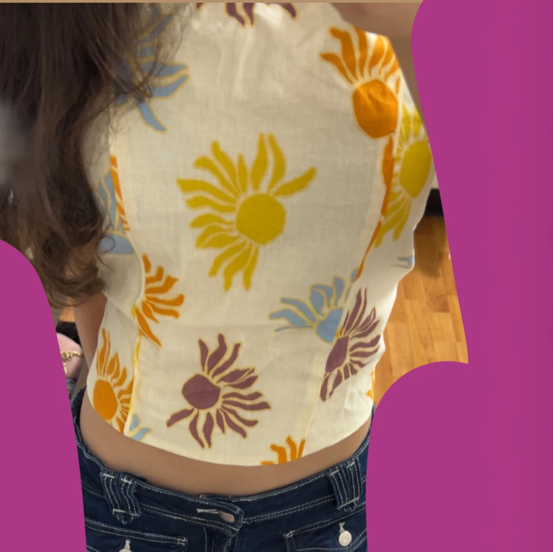 Blommig croppad linnetopp med knyt