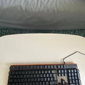 Ett orange keyboard  - Jag säljer ett orange tandgentbord från Deltaco gaming och jag säljer det på grund av att jag har slutat spela på det