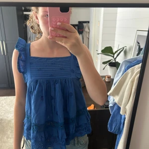 Sommar topp - Jätte finn topp från Mango💕Nästan aldrig använd så ser nästan helt ny ut. Säljer pågrund av att den är för liten😊skriv vid intresse. Pris kan diskuteras vid snabbt köp