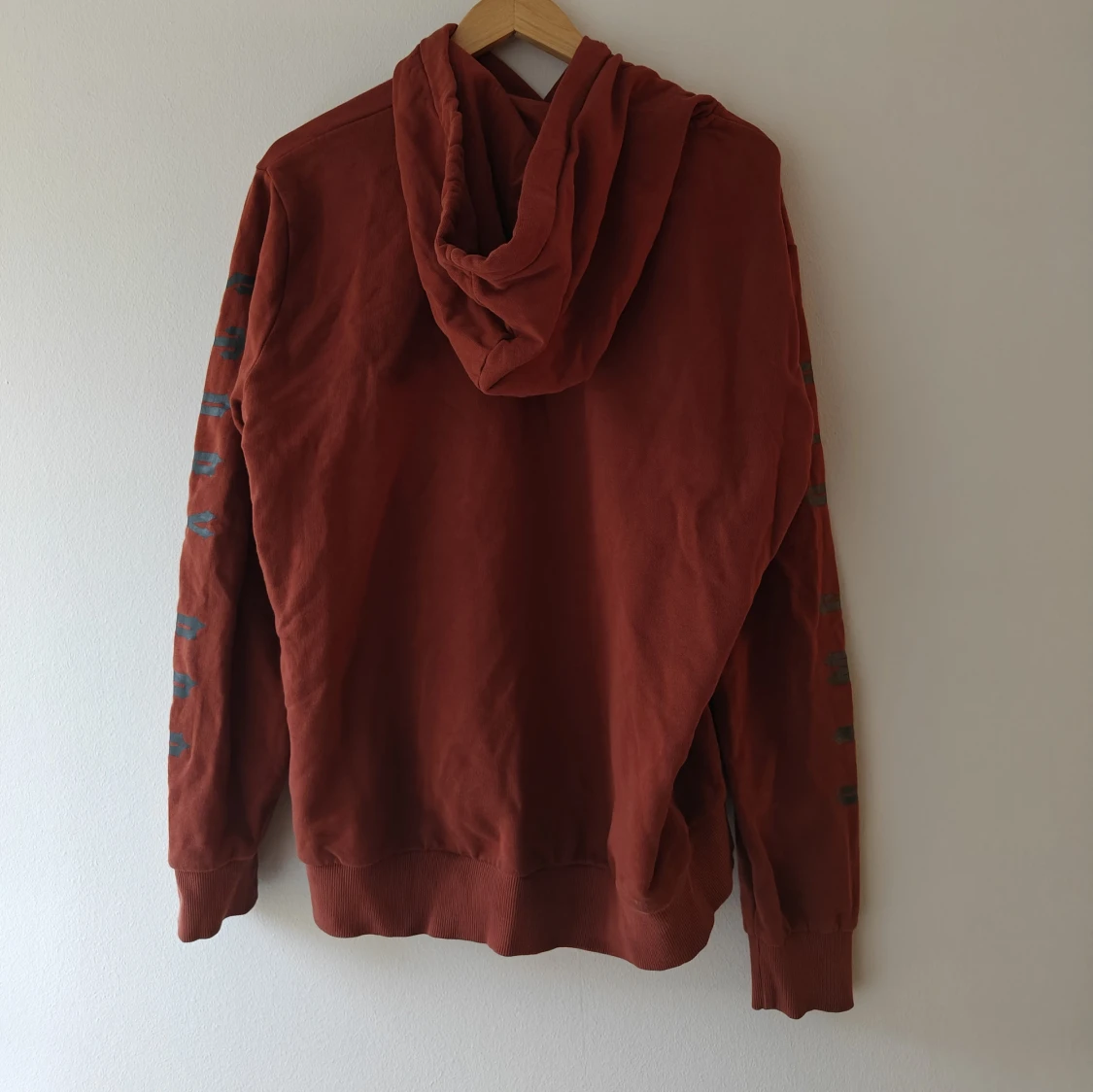 Vinröd hoodie med svart tryck - 1