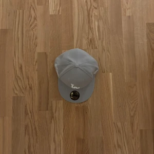 Grå LA-keps från New Era  60cm  - Snygg grå keps från New Era 59FIFTY med LA-logga I perfekt skick storlek 60.6cm