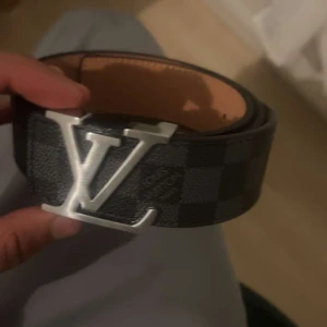 En svart mössa - Här får du två svarta bälte och en svart mössa för endast 799kr