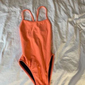 Korall färgad baddräkt från Jolyn 🪸  - Säljer en rosa/orange baddräkt från Jolyn 💓🧡Baddräkten är i storlek 26 men knappt använd! Baddräkten har även knytning ryggen 💓🧡På bilderna ser baddräkten ganska orange ut men i verkligheten  skulle jag säga att den är lite mot det rosa hållet och är mer korall färgad💓🧡 Pris kan diskuteras!🧡💗