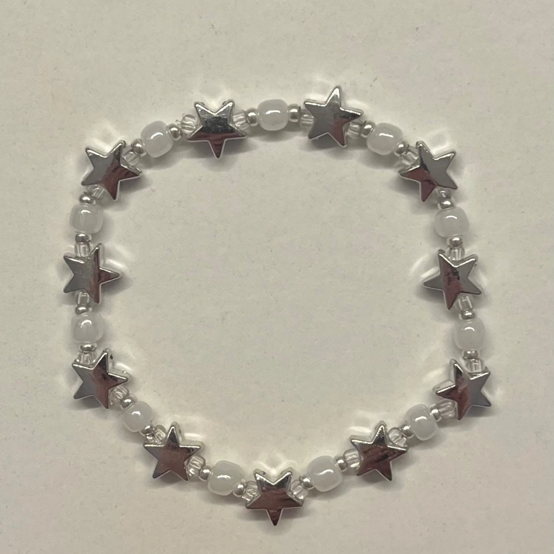 Pärlarmband med silvriga stjärnor