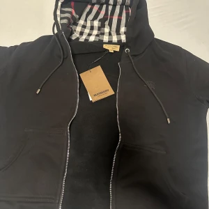 Burberry kofta - Burberry kofta använd fåtal gånger storlek XL. Skön och varm pris kan diskuteras vid snabbaffär 