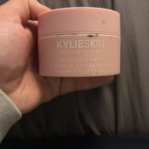 Kylie Skin Detox Face Mask 50g - Rosa burk med Detox Face Mask från Kylie Skin by Kylie Jenner. Ansiktsmasken är parfymfri och vegansk, perfekt för dig som vill ha en fräsch och ren känsla. Snygg och stilren design, 50g. Passar dig som gillar trendiga skönhetsprodukter.Deras pris 310kr mitt pris 189kr