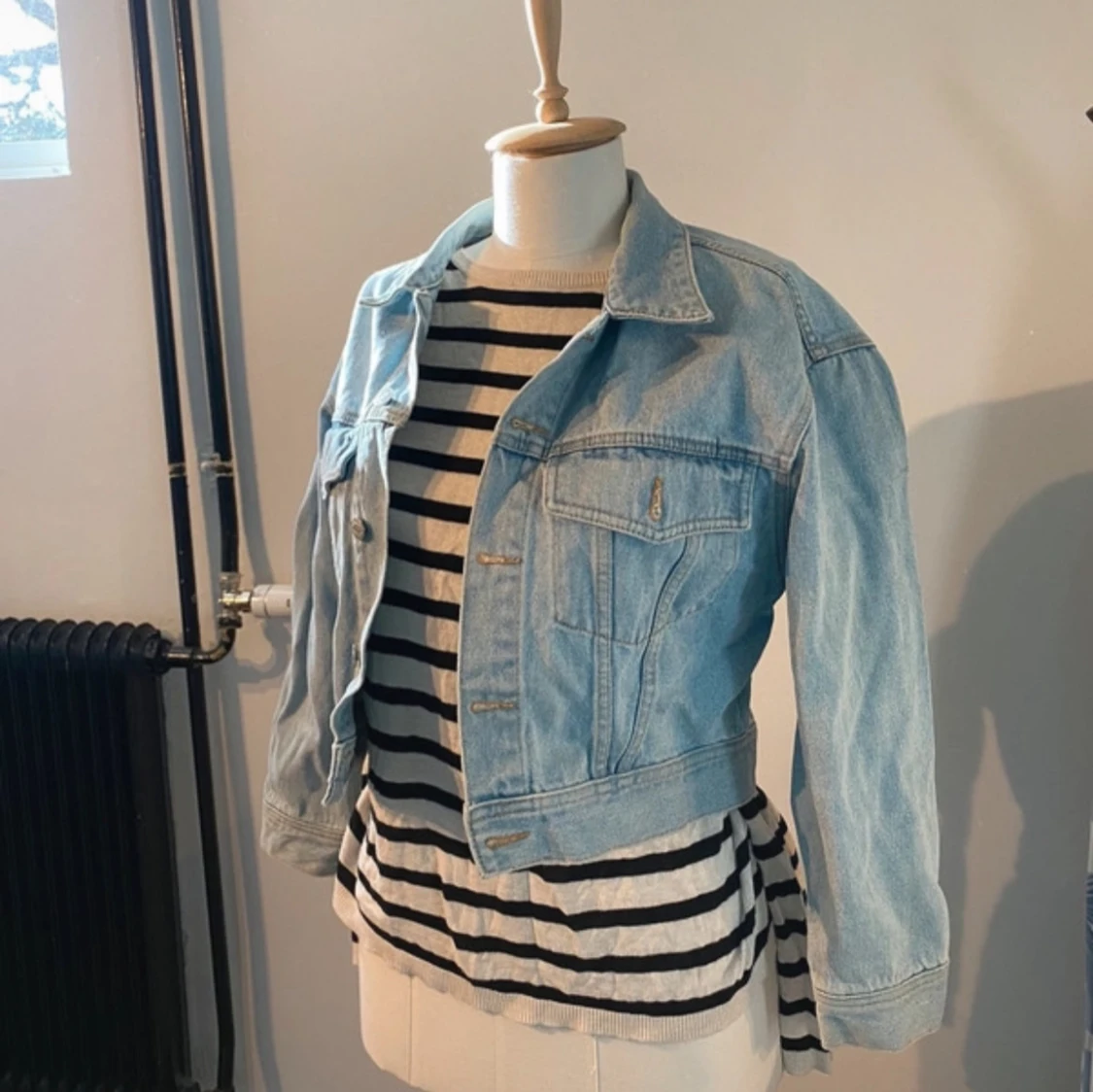 Ljusblå croppad jeansjacka - 1