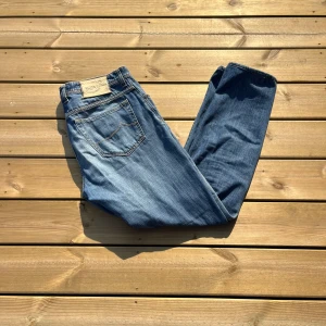 Jacob Cohen jeans - Säljer nu dessa snygga Jacob Cohen jeans i färg ljusblå. Modellen på dessa är 688 och storleken är 34. Skicket på dessa är 9/10. Midjan 42cm. Lår 28cm. Ytterlängd 100cm. Innerlängd 75cm. För fler frågor eller funderingar är det bara att höra av sig 
