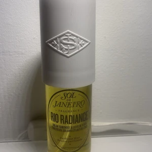 Sol de Janeiro Rio Radiance parfymmist - Fräsch parfymmist från Sol de Janeiro i doften Rio Radiance. Flaskan är gul med en vit, rund kork och har en modern design. Doften innehåller noter av solig tuberos och kokosmjölk. Perfekt för dig som gillar tropiska och varma dofter.