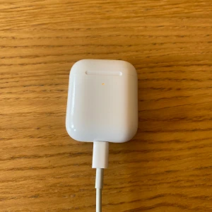 Apple AirPods gen 2 charging case - Säljer ett AirPods skal gen 2. Det fungerar som de vore nytt, jättebra skick! Säljer pga tappade bort själva airpodsen så fick köpa nya!