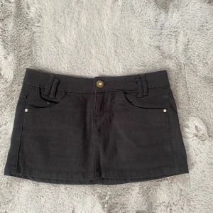 Svart jeans kjol  - Säljer min svarta jeans kjol! Endast testad aldrig använd! 