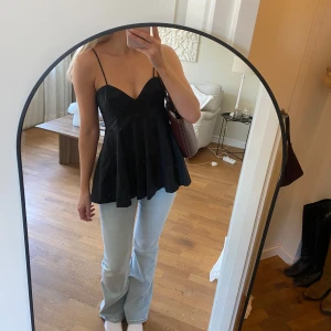 Blåa jeans  - Säljer ett par ljusblå jeans med bootcut-stil och hög midja från Na-Kd💕Storlek S