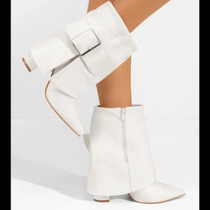 Vita boots med bred spänndetalj - Klacken är 9cm!