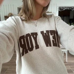 New york kollektion sweater oat  - Har nu fått in 10st extremt snygga fleece tröjor i färgen oat. Dessa tröjor är limiterade och finns endast i New york. Alla tröjor är i nytt skick med prislapp kvar. Köp hem din innan dem tar slut! Är man intresserad av att köpa en design så skriver man till mig privat och så upprättar jag en separat annons. XNY