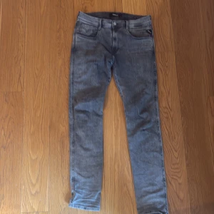 Replay Hyperflex Anbass grå jeans - Säljer ett par Replay Hyperflex Anbass jeans i grå tvätt. De har klassisk femficksdesign, smal passform och stretchigt material som gör dem riktigt bekväma. Perfekta om du gillar en modern och stilren look.