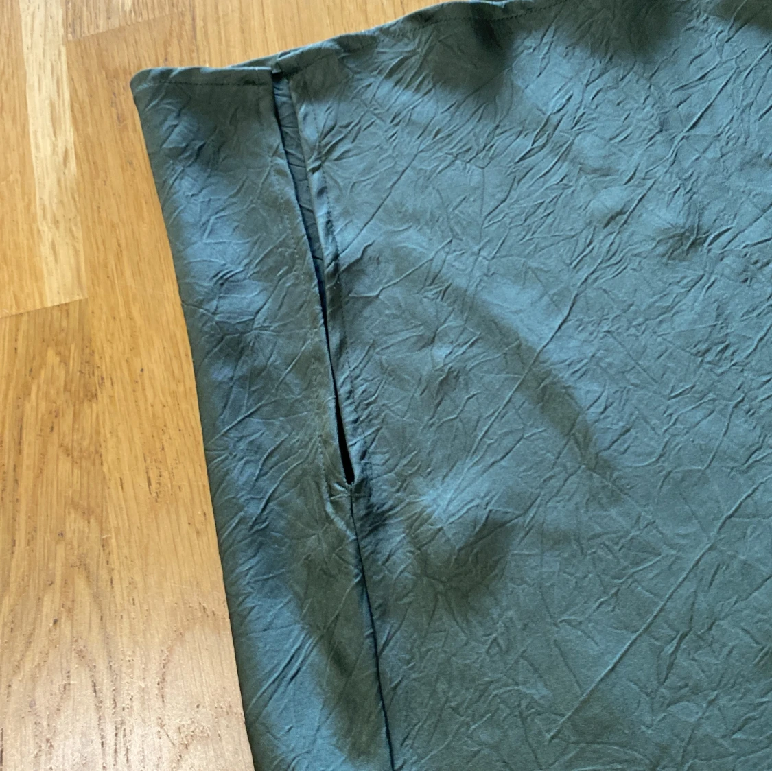 Mörkgrön långkjol med slits - 4