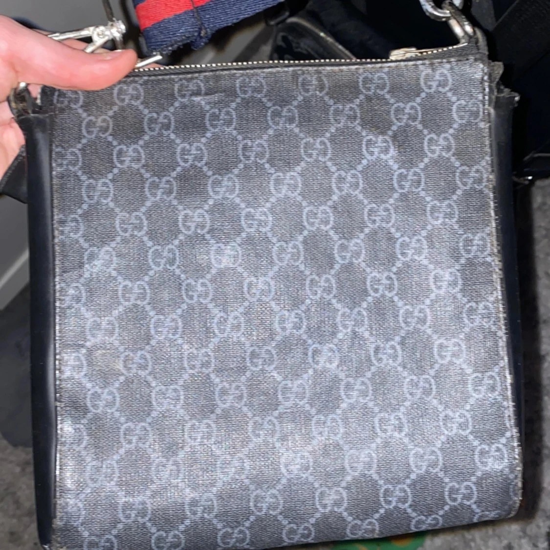 Grå axelväska med mönster - 91