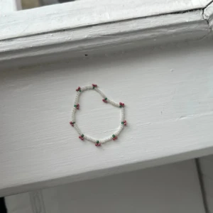 körsbärs armband - Säljer såna här super fina och gulliga pärlade armband efter beställning, kan även göra blommor och dessa körsbär, de går bra att skriva privat vad man önskar och även måttet som önskas 🌸 