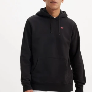 Supersnygg svart hoodie från Levi's!!! - Hejj!! Jag säljer nu denna supersnygga och trendiga hoodie från Levis med vita snören istället för svarta!! 💗Säljs pga den tyvärr inte längre kommer till användning! Den är i jättebraskick men är använd, finns inga defekter eller skador på plagget. Den är i storlek M i man kategorin och är sann i storlek!! Kontakta gärna vid funderingar eller fler bilder!! 💗Nypris 689 kr. Pris går att diskutera!! 💗