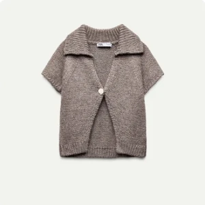 Beige stickad kofta från Zara - Superfin beige stickad kofta från Zara med kort ärm. Koftan är perfekt att slänga över en t-shirt eller ett linne som passar till många olika outfits!! Skulle säga den passar xs-s! Skicka gjärna innan ni vill köpa då jag säljer på vinted samma tröja!!Hör av er vid frågor!!💕