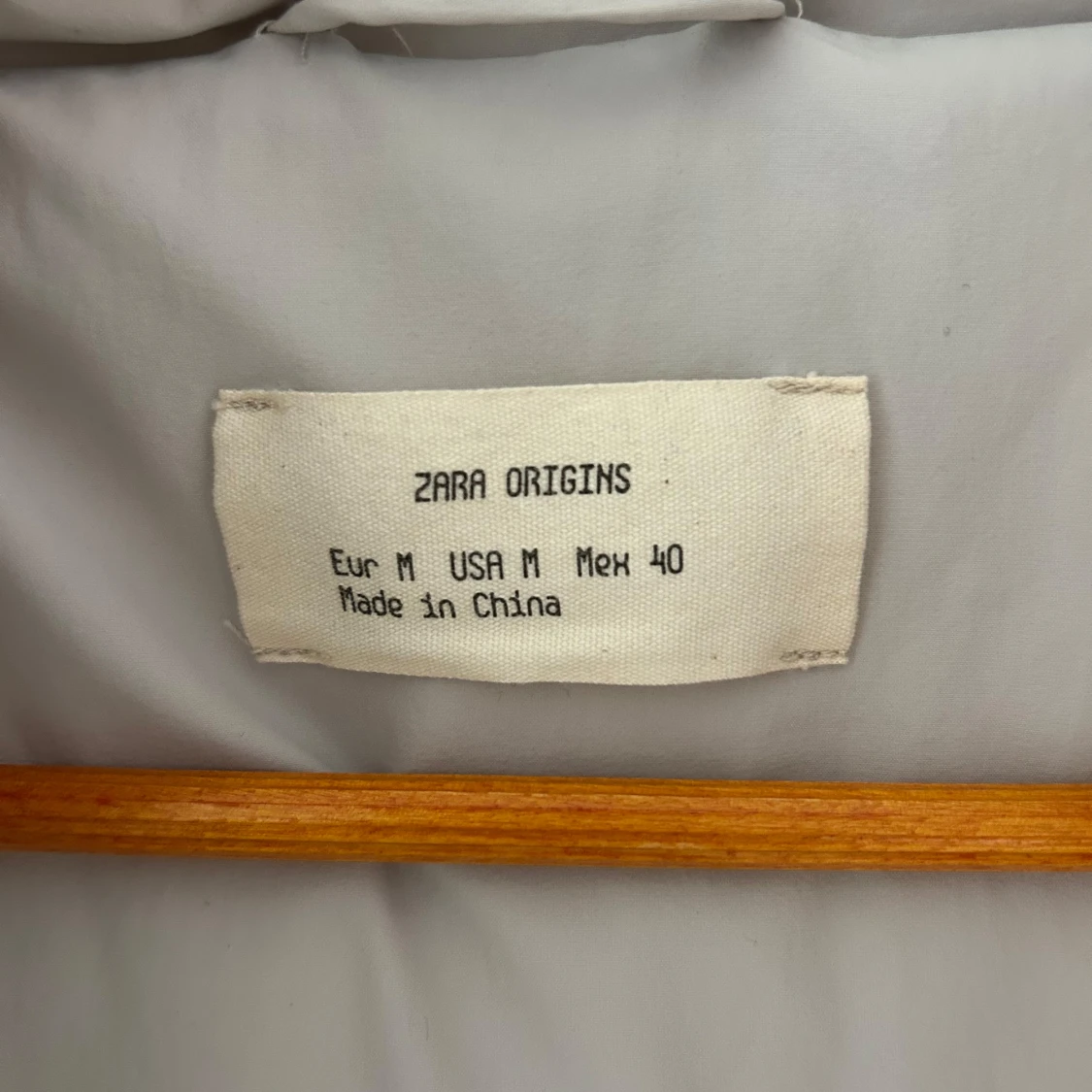 Ljusgrå pufferjacka från Zara Origins - 3