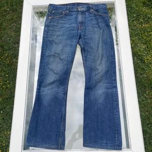 Levi's 507 Jeans — W30 L31 - Säljer ett par Levi's 507 Bootcut i mellanblå tvätt. Storlek W30 L31. Klassisk passform med normal midja och lätt utsvängda ben (bootcut). Jeansen är i fint skick med naturligt slitage. Inga hål eller lagningar. Pris går att diskutera vid snabb affär. Bara att höra av dig vid minsta fundering!