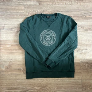 Morris tröja  - En snygg tröja i bra skick utan några som helst anmärkningar. Hör av er vid ytterligare frågor annars fritt fram att köpa!                              (Postar inom 24h)