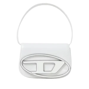 Vit diesel axelväska - Snygg vit axelväska med stilren design och stort metallisk logo framtill. Väskan har en enkel axelrem och är tillverkad i slätt skinn. Perfekt för dig som gillar minimalistisk och modern stil. Fråga om bilder i dm eftersom den har småslitage på sidan🩷