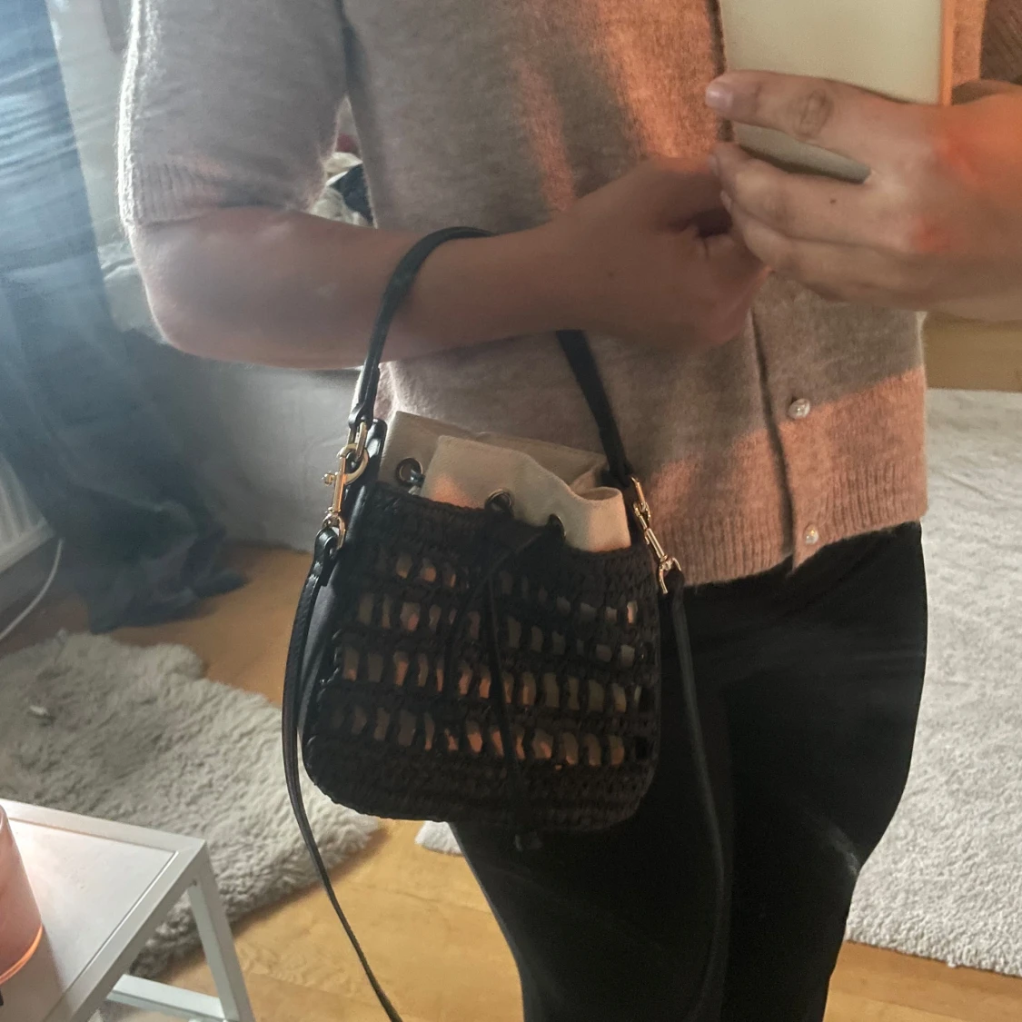 Svart virkad axelväska från hm - 1