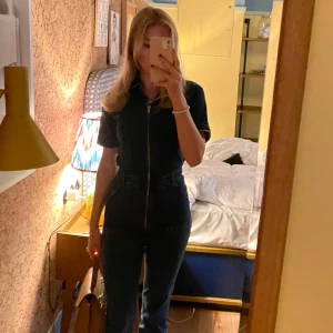 Byxdress i Denim - Skitsnygg men för kort för mig, endast använd en gång (första bilden)