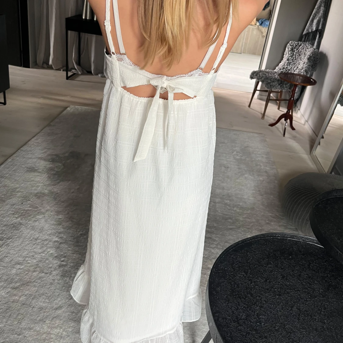 Vit långklänning med volangkant - 1