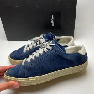 Saint Laurent skor - Hej! Säljer nu de här schyssta Saint Laurent skorna i grymt skick. Box medföljer vid köp. Hör av dig vid frågor