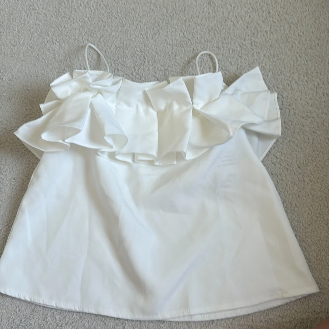 Vit volang-linnetopp med tunna band