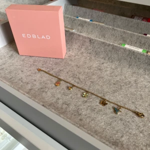 Edblad armband ❤️ - Ett armband från Edblad med fem olika charms. Det är no size men är ett barn armband och passar inte vuxna. Armbandet har väldigt få/inga slitningar 🫶🫶
