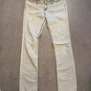 Ljusblå Lee jeans bootcut - Snygga ljusblå jeans från Lee. Jeansen har bälteshällor och Lee-logga på bakfickan. Tillverkade i jeansmaterial med ljusa tvättade toner och kontrastsömmar. Perfekta för en avslappnad och trendig look. Längd: W29 L35