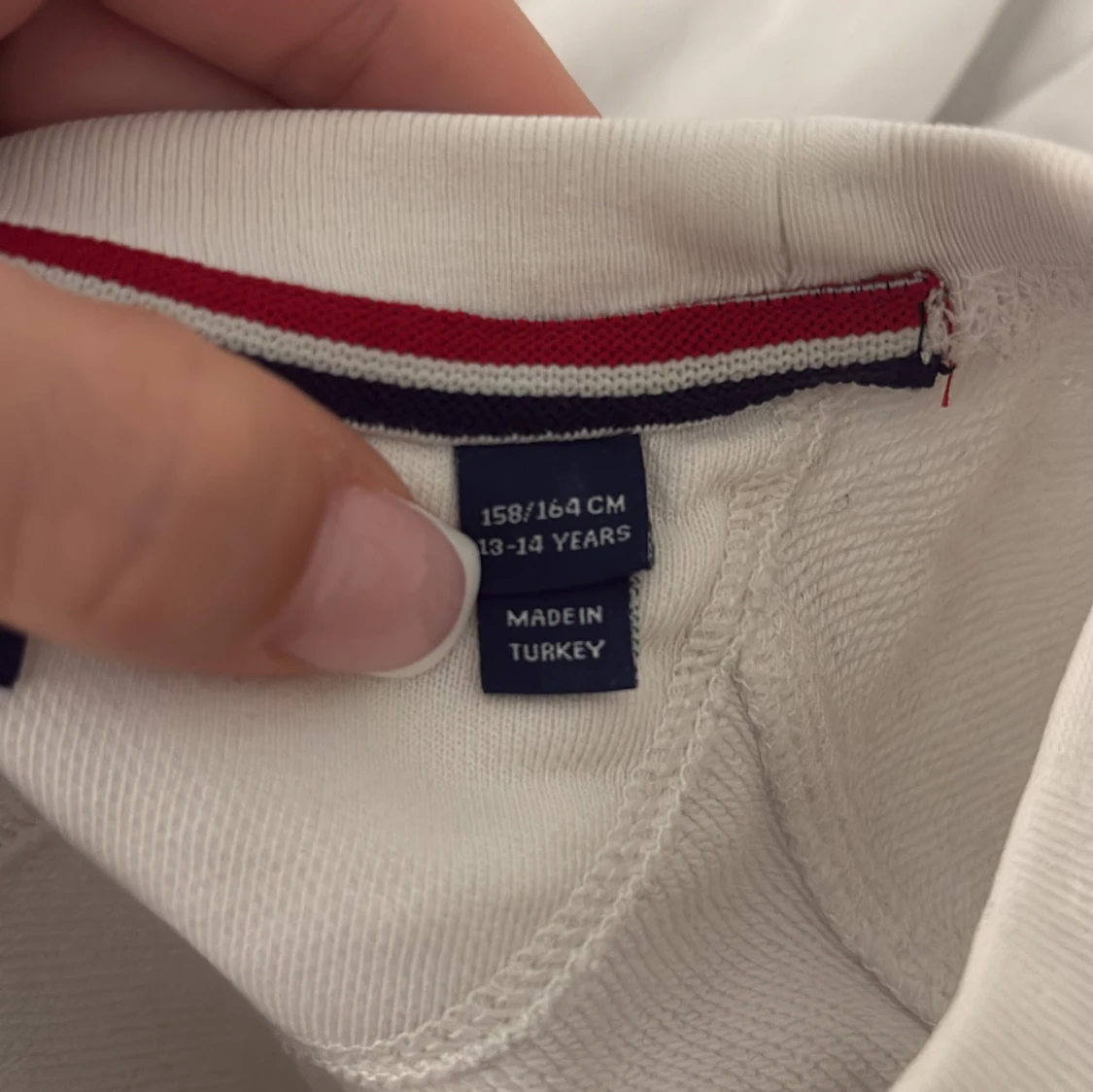 Vit sweatshirt från GANT med brodyr - 3