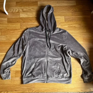 Grå sammetshoodie från Zink XL - Mjuk, grå hoodie i sammet från Zink i storlek XL. Tröjan har dragkedja framtill, huva med svarta snören och två stora fickor. 🩷