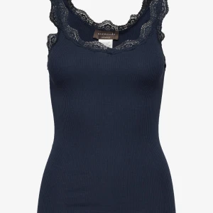 Marinblå spetskantad linnetopp Rosemunde - Supersnygg marinblå ribbad linnetopp från Rosemunde med spetskant runt halsringning och ärmhål. Modellen är figurnära och ärmlös, perfekt att styla med jeans eller kjol. Tillverkad i en lyxig mix av silke och bomull för extra mjuk känsla.